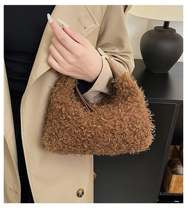 Vue détaillée sur la texture en fourrure de peluche marron de ce sac hobo tendance