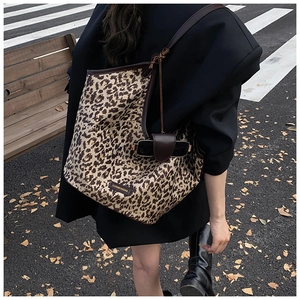 Style urbain pour ce grand sac cabas à imprimé léopard avec détails en cuir marron