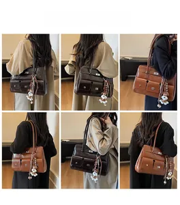 Detailansicht der großen Ledershopper-Tasche mit drei Taschen und niedlichem Anhänger