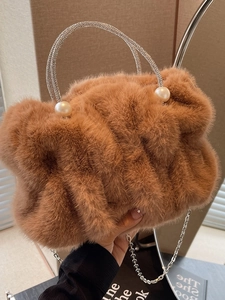 Sac à main nuage en peluche marron clair avec poignée strass et perles élégantes