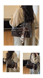 Detail der dunkelbraunen Vintage-Einkaufstasche mit Taschen und Metall-Drehverschluss