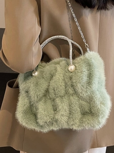 Sac nuage en peluche vert clair avec poignée en strass et détails en perles chic
