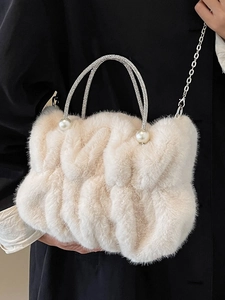 Sac nuage en peluche beige à poignées en strass et accents élégants de perles