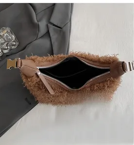 Vue détaillée de l'intérieur en polaire pelucheuse marron avec poche zippée et boucle en métal