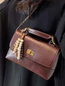 Sac bandoulière marron vintage avec fermoir doré et pendentif en perles de bois
