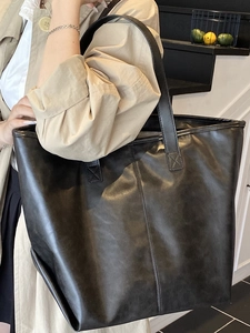 Minimalistische große schwarze Leder-Einkaufstasche mit langen Riemen für das Büro
