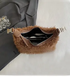 Intérieur spacieux du sac en peluche marron avec espace pour téléphone et porte-cartes