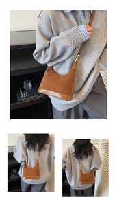 Détail de la sacoche lune en daim marron avec boucle dorée sur la bandoulière réglable