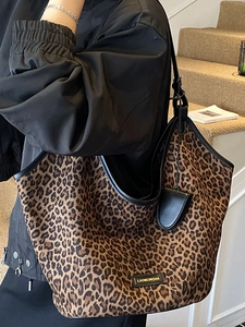 Sac fourre-tout tendance imprimé léopard avec bordure en cuir noir et petite pochette