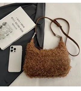 Vue détaillée du sac hobo en peluche marron avec smartphone pour comparer la taille
