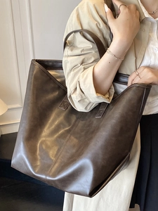 Große dunkelbraune Leder-Tragetasche für Damen, perfekt für stilvolles Pendeln im Herbst