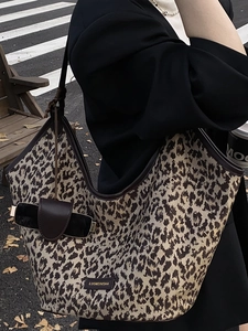 Sac fourre-tout tendance imprimé léopard avec garniture en cuir marron en ville
