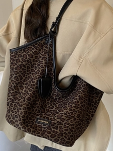 Sac fourre-tout tendance imprimé léopard pour femme avec lanières en cuir noir et cœur