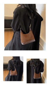Détail du sac demi-lune en daim marron avec le logo Bailange embossé sur le cuir poli