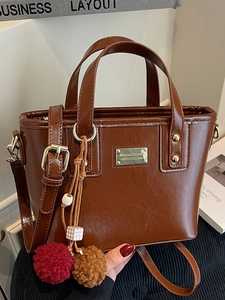 Borsa a Secchiello in Pelle PU Lucida Moda Coreana Per Donna Borsa a Tracolla Retro Con Ciondolo a Palla di Peluche Piastra in Metallo Dorato