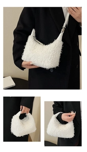 Détail du sac croissant en peluche blanche avec bandoulière en cuir et boucles