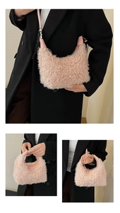 Gros plan du sac à main rose en peluche avec bandoulière réglable pour femmes
