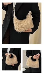 Détail du sac à bandoulière beige en peluche avec poignée en cuir et fermeture éclair