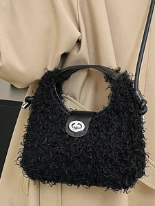 Borsa a tracolla alla moda in peluche nero con trama in lana d'agnello e manico in pelle