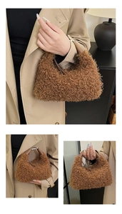Détail de la texture en peluche marron et de la poignée en cuir du sac à bandoulière