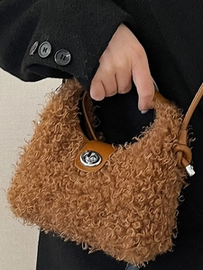 Borsa a tracolla in pile marrone con patta in pelle e chiusura a girello in metallo argento