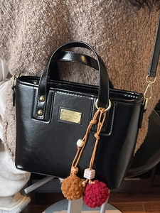 Elegante borsa a secchiello nera in PU con manico ad anello oro e ciondoli colorati