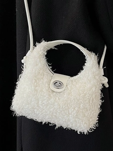 Borsa a mano in peluche bianco tipo dumpling con manici in pelle e chiusura metallica