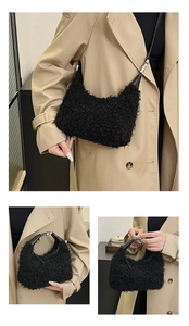 Détail du sac à bandoulière en peluche avec sangle en cuir noir et boucle argentée