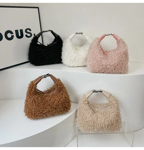 Gros plan sur la texture sherpa pelucheuse et la boucle métallique du sac à main