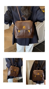 Détails d'un sac à dos vintage en cuir PU marron avec fermoir tournant doré et texture