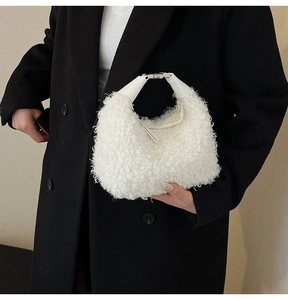 Détail du sac à bandoulière blanc en laine pelucheuse avec boucle métallique argentée