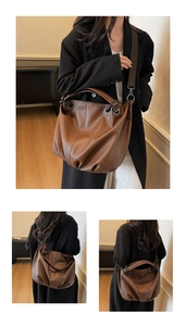 Dettaglio della borsa tote vintage marrone con trama in pelle plissettata e tracolla larga