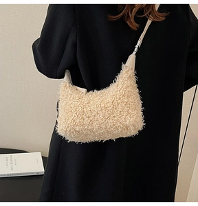 Détail du sac à bandoulière en fausse fourrure crème douce avec une texture peluche