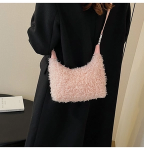 Gros plan du sac baguette en peluche rose montrant la fourrure synthétique et la bandoulière