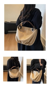 Vista dettagliata della maxi borsa tote beige con manici marroni e tracolla regolabile
