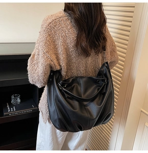 Grande borsa tote in pelle nera martellata con trama morbida e ampia tracolla regolabile