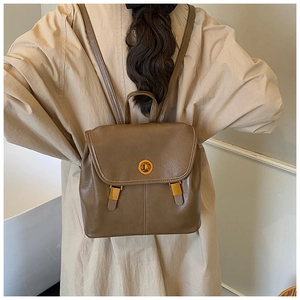 Détail d'un sac à dos rétro en similicuir marron avec un fermoir rotatif doré élégant