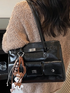 Schwarze glänzende Retro-Tragetasche aus Leder mit Silberschnallen und Hundeanhänger