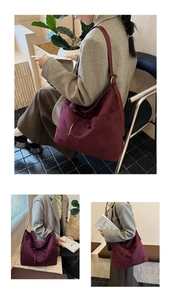 Détail macro du sac cabas bordeaux en daim avec une élégante décoration de nœud coulissant