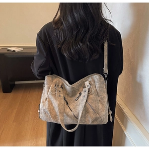 Détail du grand sac cabas vintage avec fermetures éclair et bandoulière amovible