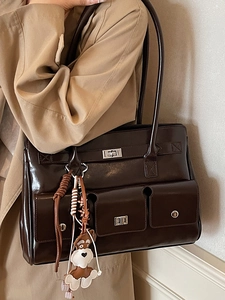 Vintage braune Tragetasche aus Leder mit drei Vordertaschen und silbernen Drehverschlüssen