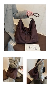 Détail du sac fourre-tout en daim marron café avec cordon de serrage et large bandoulière