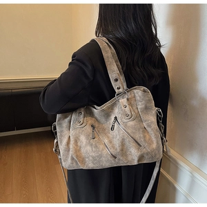 Vue détaillée du grand sac cabas vintage gris avec poches zippées et rivets métalliques