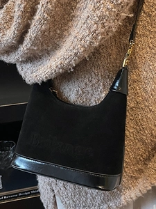 Sac sous le bras chic en daim noir avec garniture en cuir brillant et détails dorés
