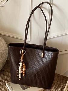 Sac Fourre-tout en Cuir PU à Texture Tissée Grande Capacité Femmes Mode Coréenne Sac à Épaule Simple Avec Pendentif en Perles