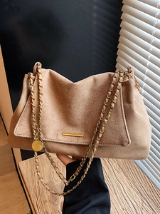 Sac cabas en daim marron avec bandoulière chaîne dorée et finitions élégantes