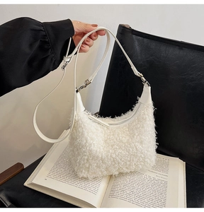 Détail du sac hobo en fausse fourrure blanche, texture agneau et bandoulière en cuir