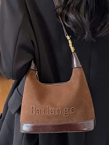 Sac bandoulière en daim marron et cuir avec texture vintage gaufrée