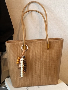 Grand sac cabas kaki à texture tissée pour femme avec pendentif à perles colorées