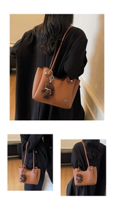 Détail du sac cabas marron grainé avec bandoulière nouée et un charmant petit ours